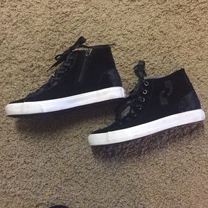 NWOT Cute black velvet sneakers
